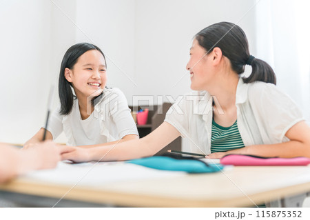 学校で友達と勉強する子供(アクティブラーニング・グループワーク・学童保育) 学校で友達と勉強する子供(アクティブラーニング・グループワーク・学童保育) 115875352