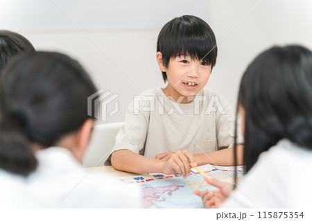 学校の教室でグループ学習する女の子（小学生・男女） 115875354