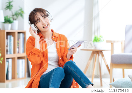 ヘッドホンで音楽を聴く若い女性 ヘッドホンで音楽を聴く若い女性 115875456