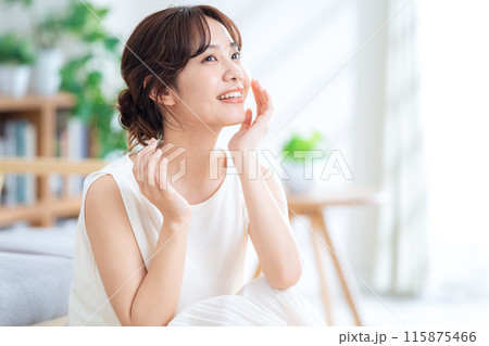 リビングでスキンケアをする若い女性 115875466