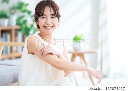 リビングでスキンケアをする若い女性 115875467