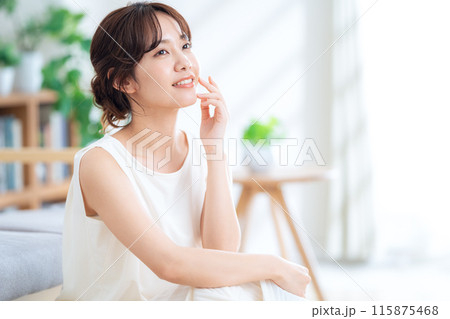 リビングでスキンケアをする若い女性 115875468