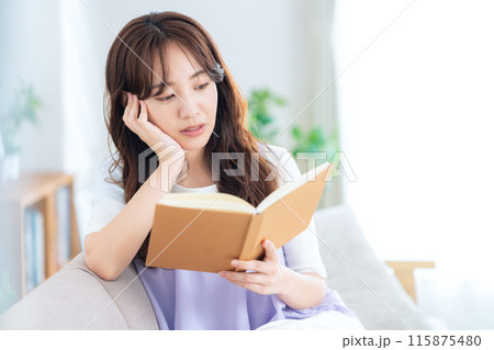 リビングで読書をする若い女性 リビングで読書をする若い女性 115875480