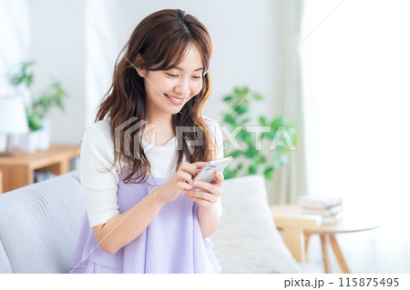リビングでくつろぐ若い女性 リビングでくつろぐ若い女性 115875495