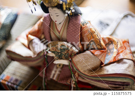 畳の上に置かれたおひなさま 畳の上に置かれたおひなさま 115875575