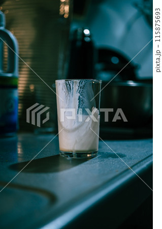 飲むヨーグルトを飲んだグラス 115875693