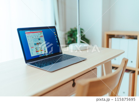ノートPCと机のある部屋 ノートPCと机のある部屋 115875695