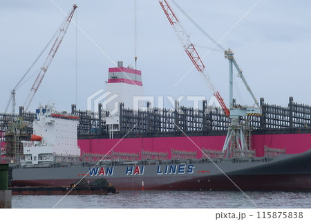 造船所で荷役をする貨物船 115875838