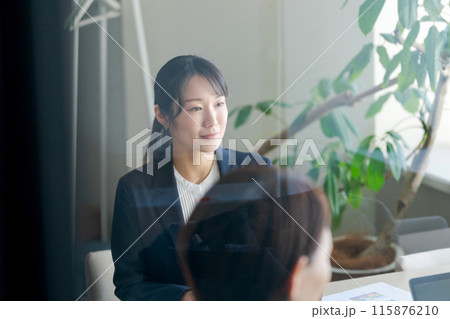 オフィスで働く女性 オフィスで働く女性 115876210