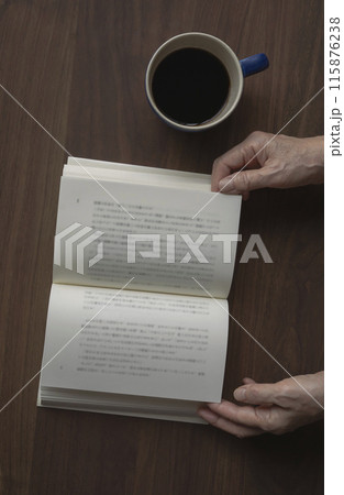 読書をするシニア女性 115876238