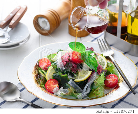 ヘルシーな 海藻サラダ （5種類の海藻と白きくらげ、こんにゃく寒天入り） 115876271