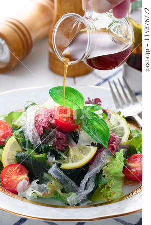 ヘルシーな 海藻サラダ （5種類の海藻と白きくらげ、こんにゃく寒天入り） 115876272