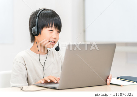 プログラミングスクールでパソコンを使う日本人の子供（学校・塾・小学生） 115876323