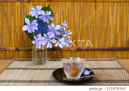 夏障子の前で頂くガラスの器の梅ゼリー 115876341