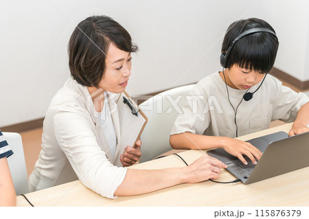 パソコンを使ってICT教育する先生と子供(日本人) パソコンを使ってICT教育する先生と子供(日本人) 115876379