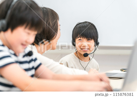 パソコンを使ってICT教育する先生と子供（日本人） 115876381