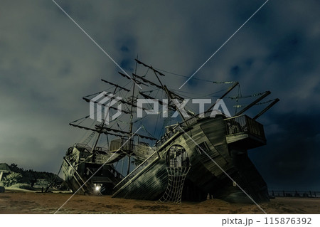 海辺の公園に設置されている難破船の遊具 海辺の公園に設置されている難破船の遊具 115876392