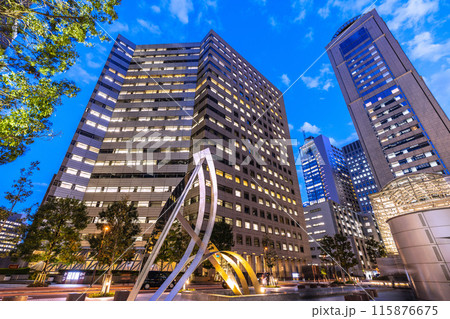 日本の東京都市景観 新景・生まれ変わった大手町駅前。右の円筒形はエレベーター=27日 日本の東京都市景観 新景・生まれ変わった大手町駅前。右の円筒形はエレベーター=27日 115876675