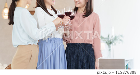 友達と女子会をする女性たち 友達と女子会をする女性たち 115876889