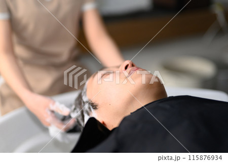 ヘアサロンでのシャンプー ヘアサロンでのシャンプー 115876934