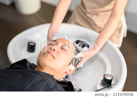 ヘアサロンでのシャンプー ヘアサロンでのシャンプー 115876936