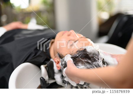 ヘアサロンでのシャンプー ヘアサロンでのシャンプー 115876939
