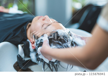 ヘアサロンでのシャンプー ヘアサロンでのシャンプー 115876941