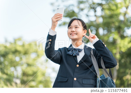 スマホで自撮りする制服姿・ブレザー姿の女子中学生・女子高校生 115877491