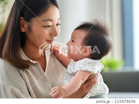 赤ちゃんを抱く母親 115878036