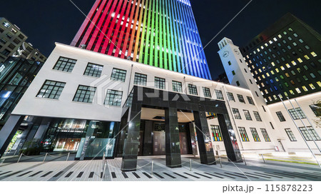 川崎市の都市夜景　川崎のシンボルカラーにライトアップされた川崎市役所新本庁舎【神奈川県】 115878223