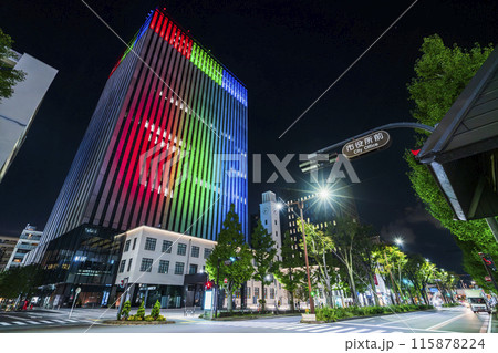 川崎市の都市夜景　ライトアップされた川崎市役所新本庁舎　市役所通り【神奈川県】 115878224