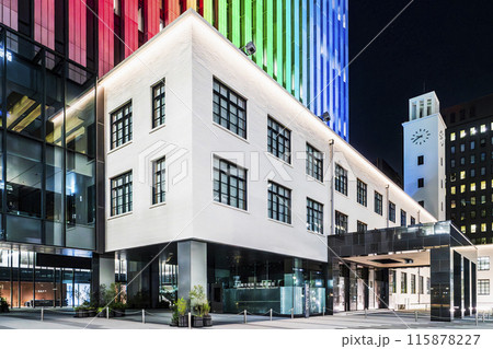 川崎市の都市夜景　川崎のシンボルカラーにライトアップされた川崎市役所新本庁舎【神奈川県】 115878227