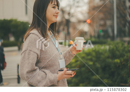 休憩時間にコーヒーをテイクアウトする20代OL 休憩時間にコーヒーをテイクアウトする20代OL 115878302