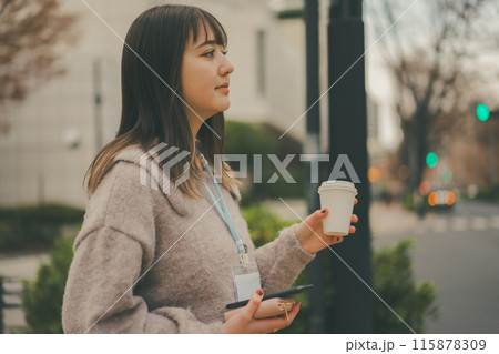 休憩時間にコーヒーをテイクアウトする20代OL 休憩時間にコーヒーをテイクアウトする20代OL 115878309