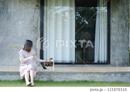 woman relax and travel with her scottish cat 115878310