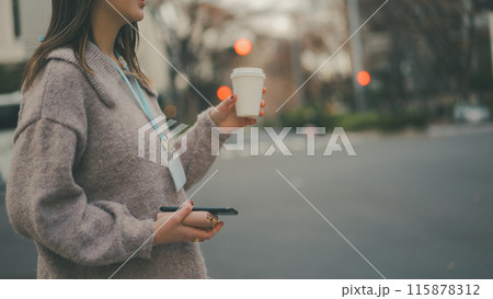 休憩時間にコーヒーをテイクアウトする20代OL 115878312