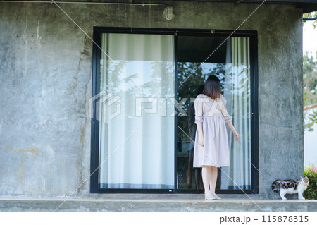 woman relax and travel with her scottish cat 115878315