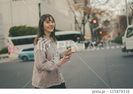 休憩時間にコーヒーをテイクアウトする20代OL 115878316