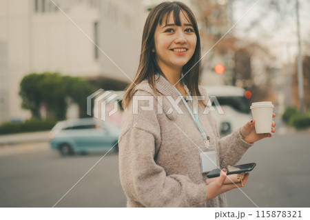 休憩時間にコーヒーをテイクアウトする20代OLのカメラ目線 115878321