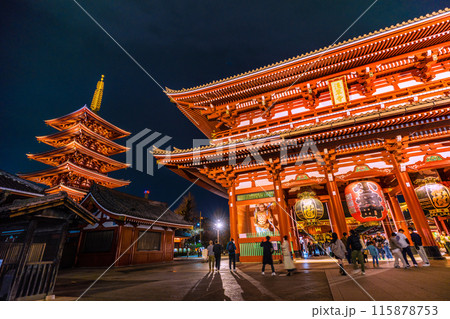日本の東京都市景観 インバウンド復活…夜、外国人観光客で賑わうライトアップされた浅草寺…＝17日 115878753