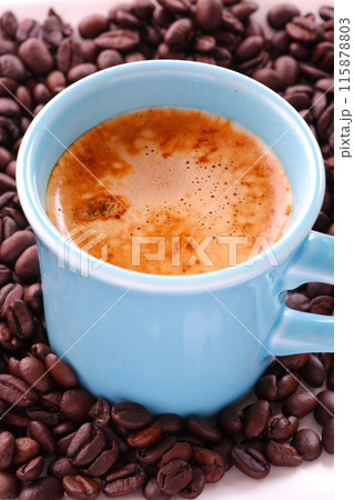 エスプレッソに牛乳をたっぷり入れたコーヒー、カフェ・ラッテと、深煎りしたコーヒー豆 エスプレッソに牛乳をたっぷり入れたコーヒー、カフェ・ラッテと、深煎りしたコーヒー豆 115878803