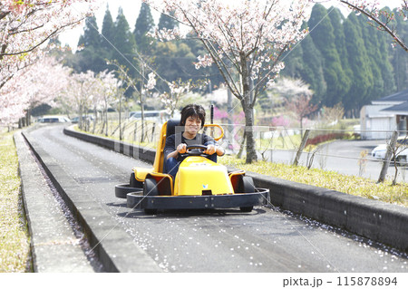 桜の下ゴーカートに乗る少年 桜の下ゴーカートに乗る少年 115878894