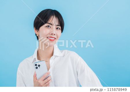 スマホを操作する女性。 スマホを操作する女性。 115878949