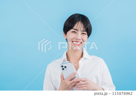 スマホを操作する女性。 スマホを操作する女性。 115878962