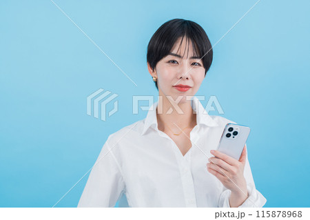 スマホを操作する女性。 スマホを操作する女性。 115878968