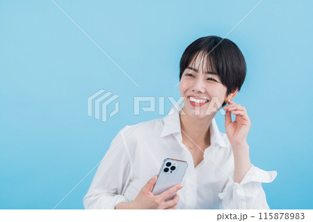 スマホを操作する女性。 115878983