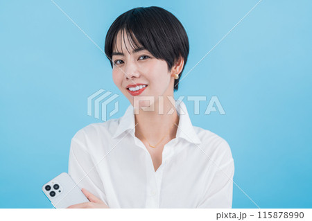 スマホを操作する女性。 スマホを操作する女性。 115878990