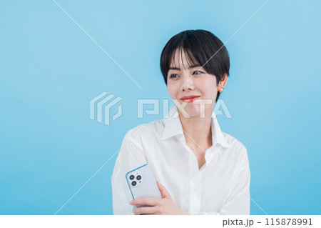 スマホを操作する女性。 スマホを操作する女性。 115878991