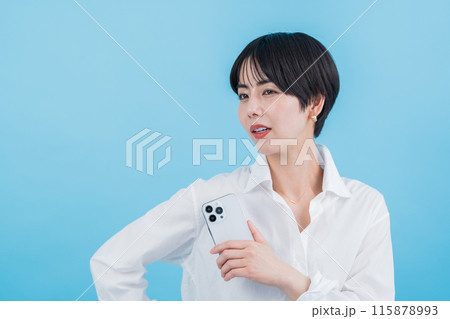 スマホを操作する女性。 スマホを操作する女性。 115878993