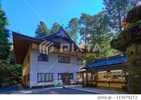 秋の群馬県高崎市 榛名神社の社務所 秋の群馬県高崎市 榛名神社の社務所 115879272